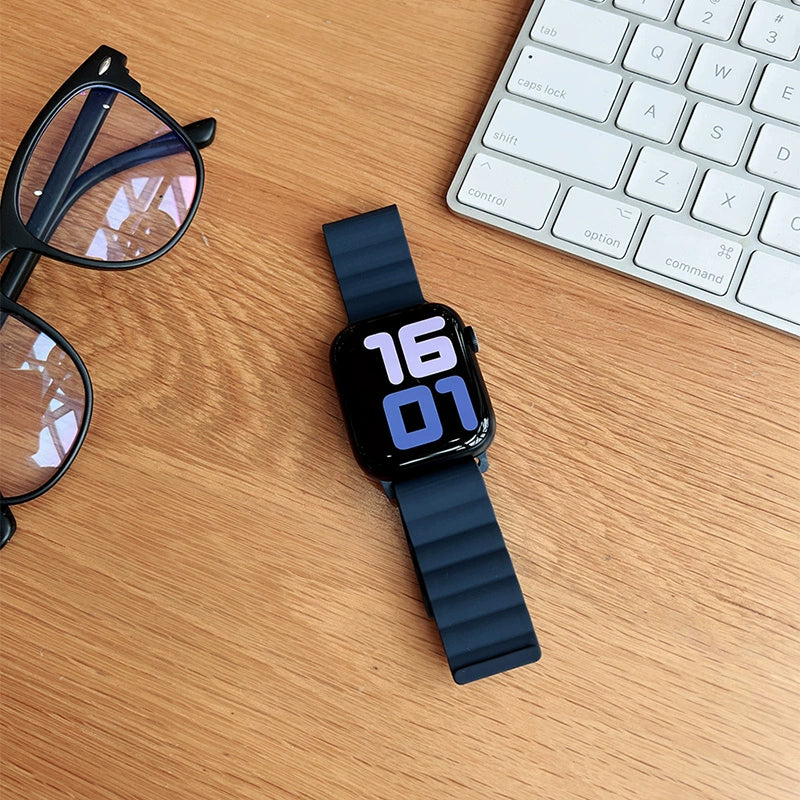 Matte magnetic strap compatible with Apple Watch